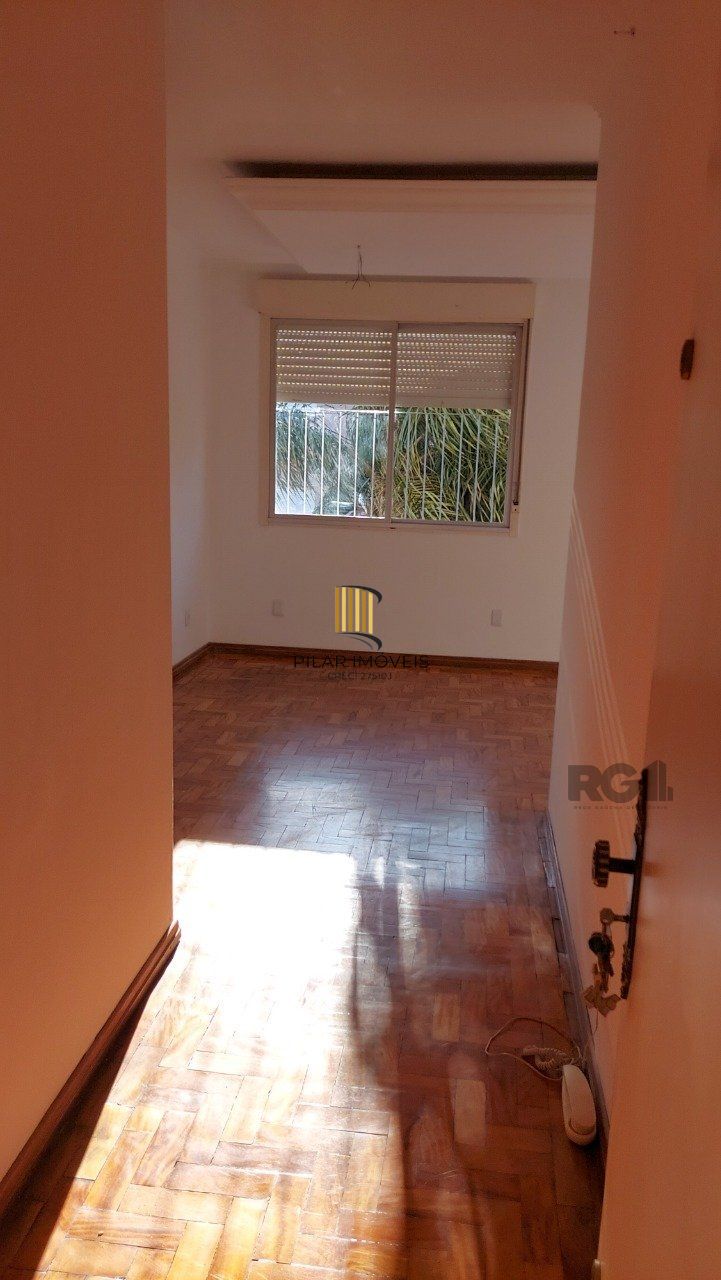 Apartamento de dois dormitórios com uma vaga de garagem no bairro Cristal em Porto Alegre.