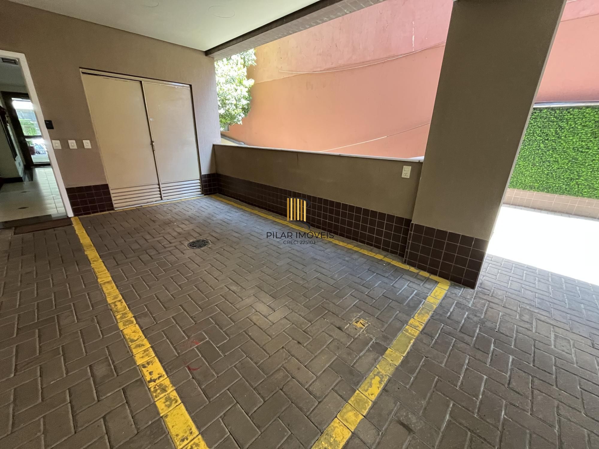 Apartamento de 3 quartos, suíte e 2 vagas de garagem no bairro Petrópolis.