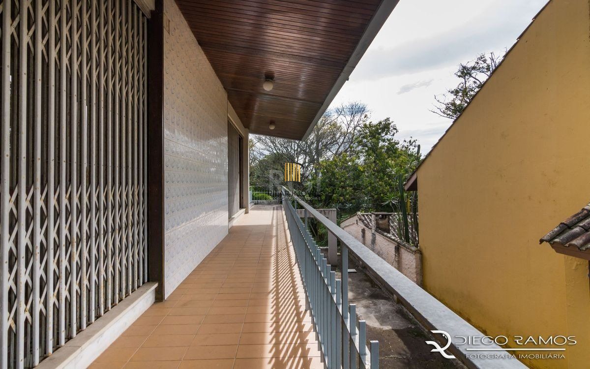 Venda de casa residencial 25,00m x 80,00m- Menino Deus. 4 vagas, 4 dormitórios, sendo 1 suíte, 1 varanda, lareira e churrasqueira.