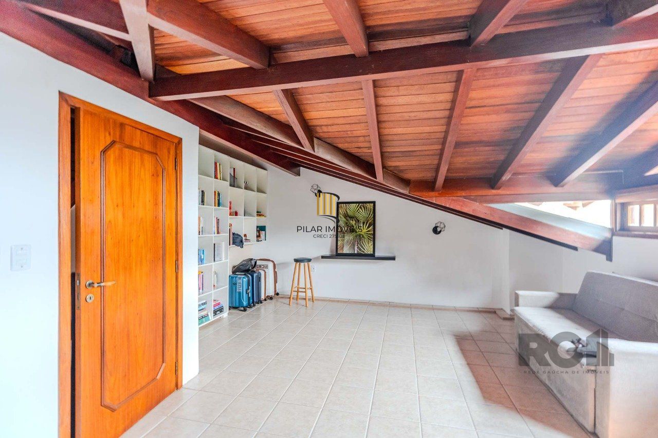 Casa em condomínio fechado, 3 dormitórios, suíte e duas vagas de garagem