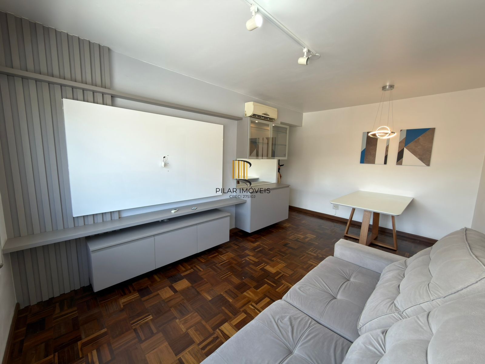 Apartamento de 2 quartos e 1 vaga de garagem no bairro Floresta em POA