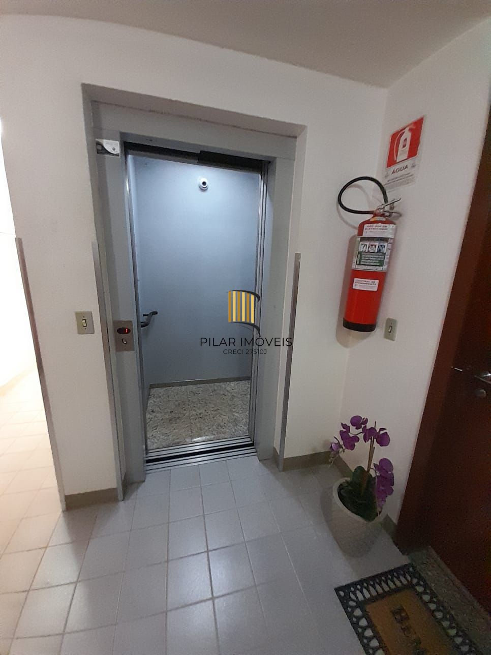 Apartamento de dois quartos e uma vaga de garagem em condomínio com infraestrutura de lazer e segurança.