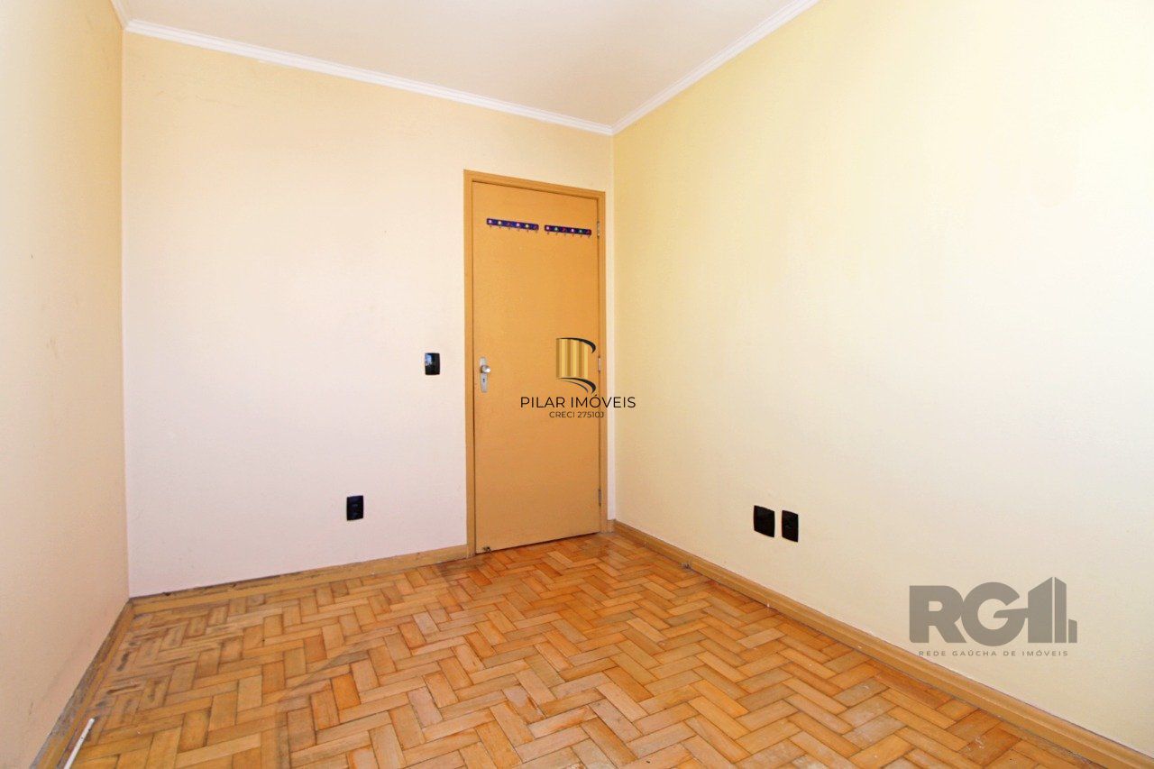 Vende Apartamento de cobertura duplex de 2 dormitórios com garagem escriturada e semi-mobiliado, no bairro Cidade Baixa.