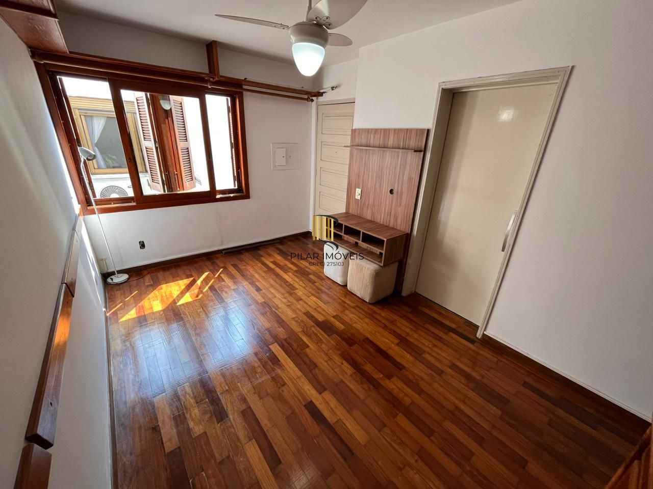 Apartamento de dois quartos e uma vaga de garagem no bairro Petrópolis em POA/RS