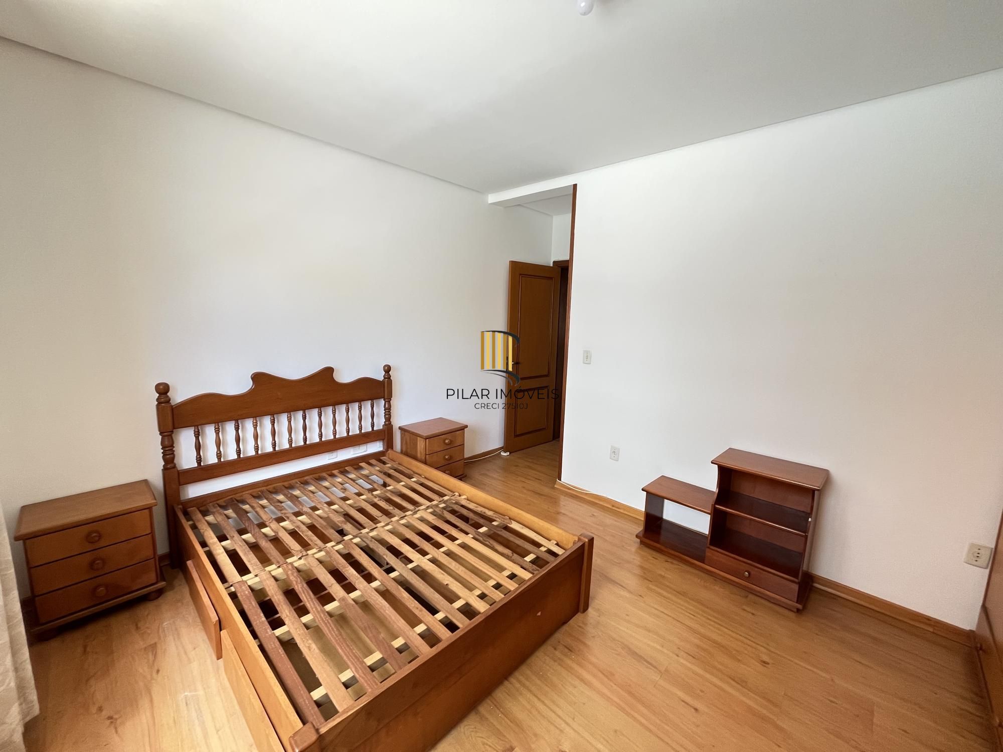 Apartamento de 2 quartos, suite e 1 vaga de garagem no bairro Menino Deus em POA