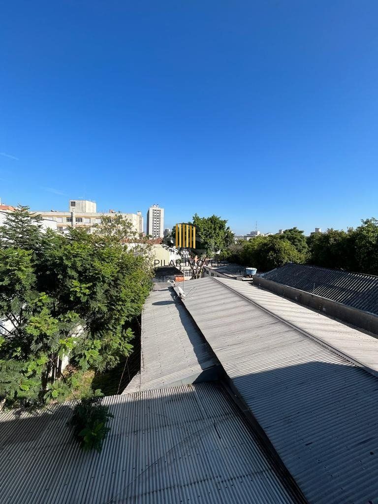 Apartamento de dois dormitórios, banheiro e sala no bairro da Azenha em Porto Alegre.