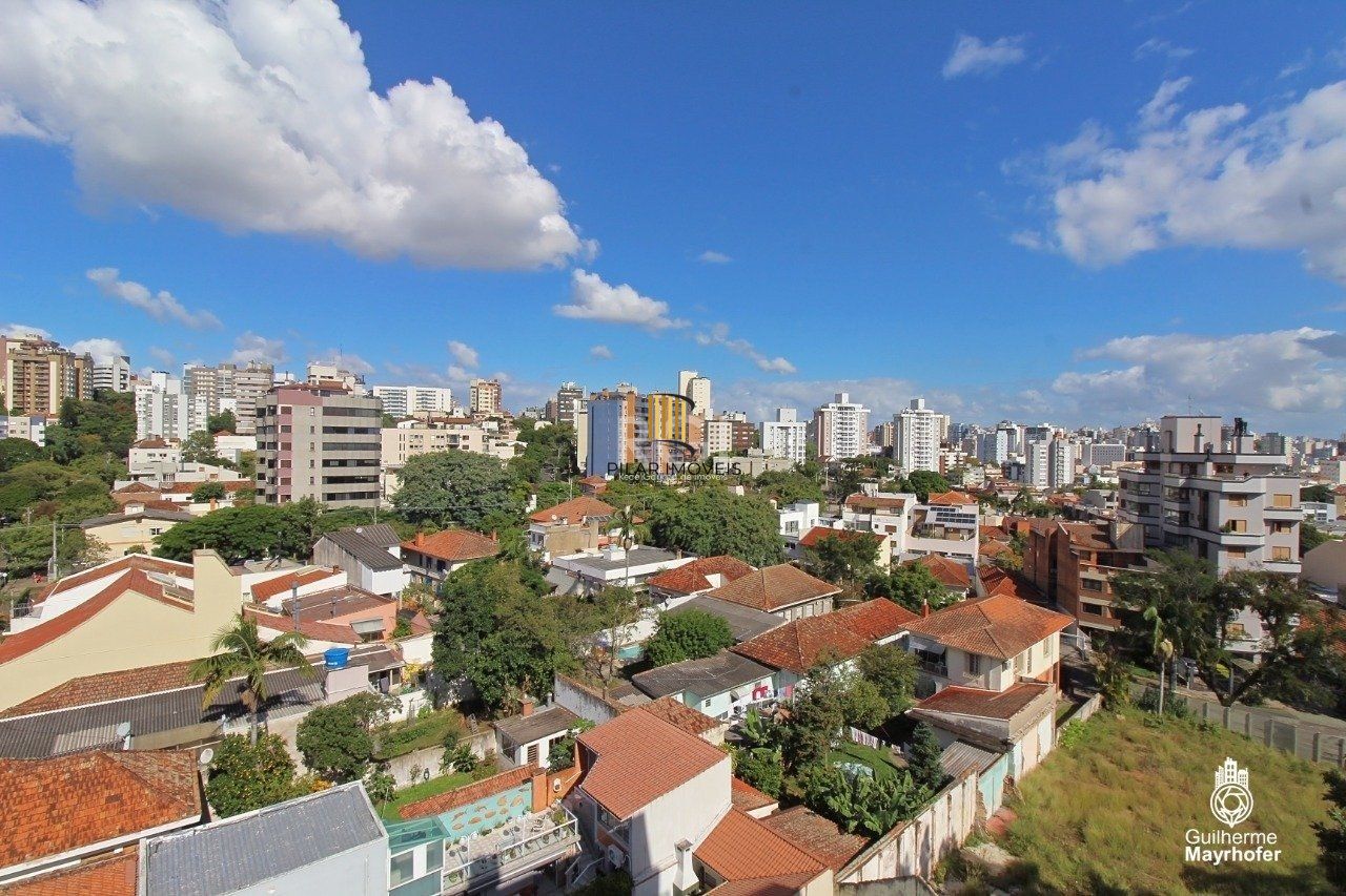 Cobertura de um dormitório, suíte e duas vagas de garagem no bairro Higienópolis em Porto Alegre.