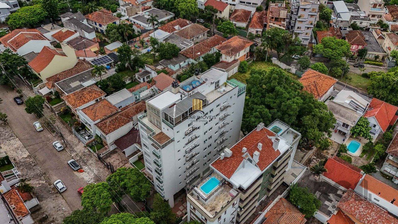 Cobertura de um dormitório, suíte e duas vagas de garagem no bairro Higienópolis em Porto Alegre.