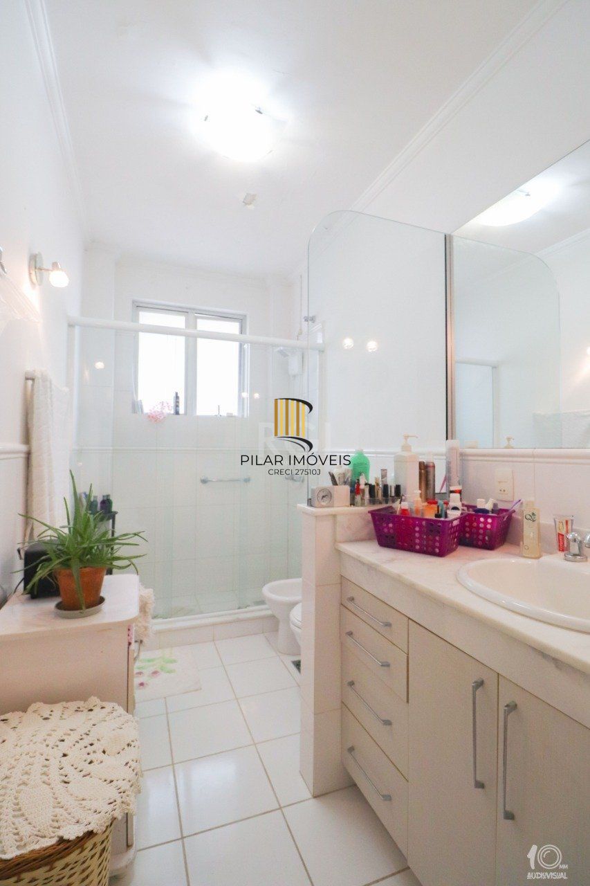 Apartamento á venda com 3 dormitórios com 1 suíte com sacada + 2 sacadas na sala e living, 233,85M²  e 1 vaga de garagem escriturada e coberta, no Bairro Independência em Porto Alegre.