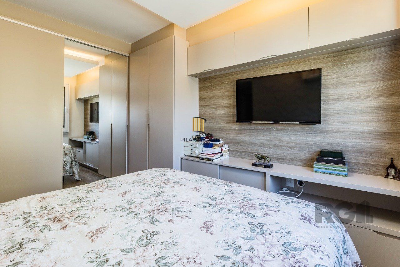 Apartamento de três quartos, suíte e duas vagas de garagem no bairro Rio Branco em Porto Alegre.