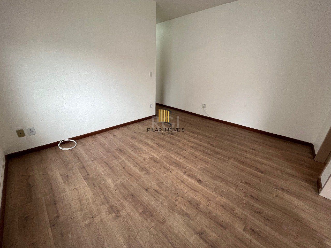 Apartamento de um dormitório no condomínio Piratini com uma vaga de garagem escriturada.
