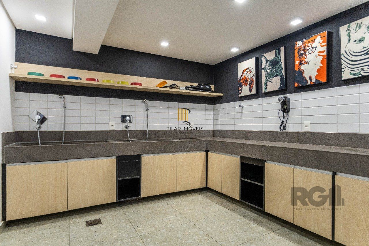 Apartamento de dois dormitórios, suíte e uma vaga de garagem no bairro Santana em Porto Alegre