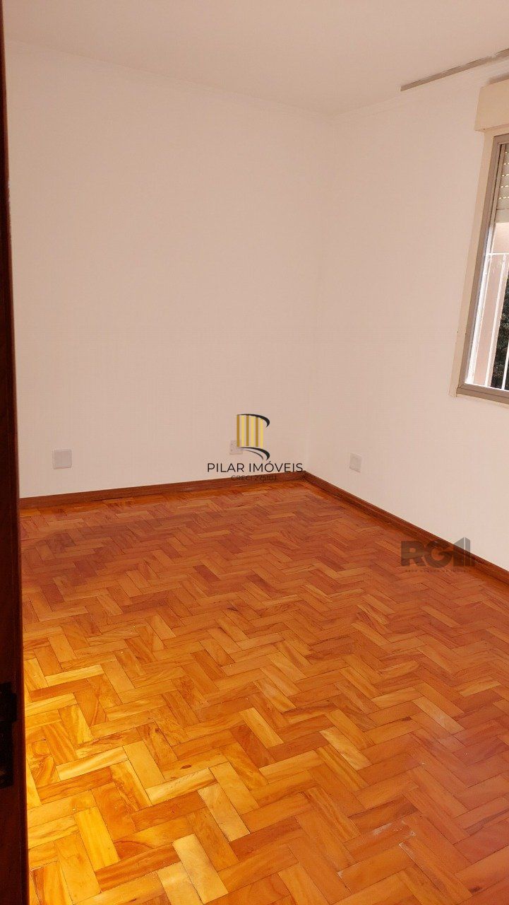 Apartamento de dois dormitórios com uma vaga de garagem no bairro Cristal em Porto Alegre.