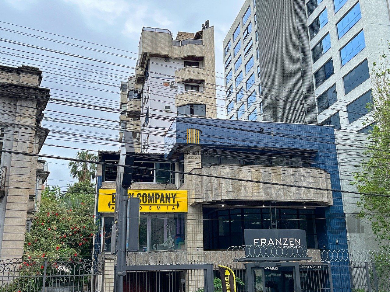 Cobertura de 1 dormitório com uma vaga de garagem no bairro Independência em Porto Alegre