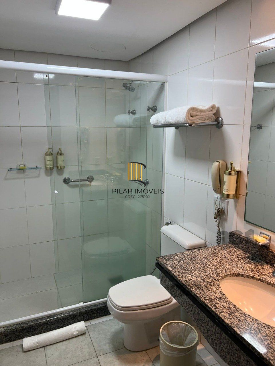Flat semimobiliado, uma vaga, no bairro Praia de Belas em Porto Alegre