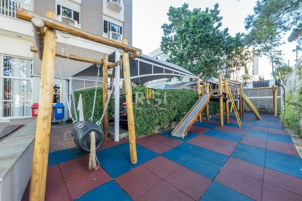 Apartamento de três dormitórios, suíte e uma vaga de garagem no bairro Cristo Redentor em Porto Alegre.