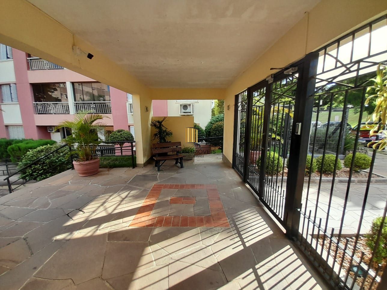 Apartamento de dois quartos e uma vaga de garagem em condomínio com infraestrutura de lazer e segurança.