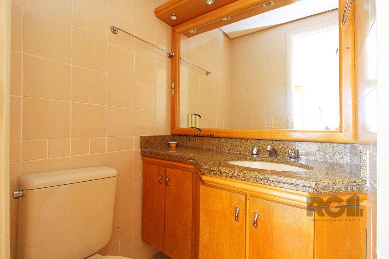 Apartamento de três dormitórios, suíte e 1 vaga de garagem no bairro Menino Deus