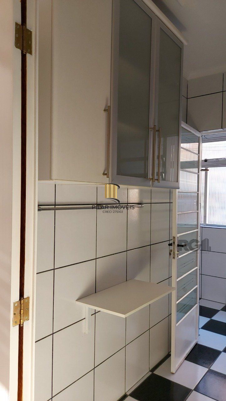 Apartamento de dois dormitórios com uma vaga de garagem no bairro Cristal em Porto Alegre.