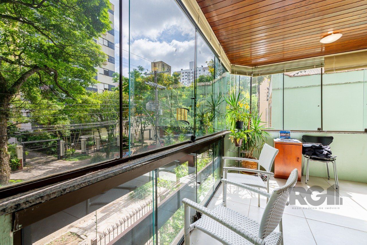 Apartamento de três quartos, suíte e uma vaga de garagem no bairro Petrópolis em Porto Alegre.