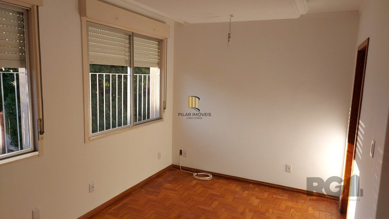 Apartamento de dois dormitórios com uma vaga de garagem no bairro Cristal em Porto Alegre.