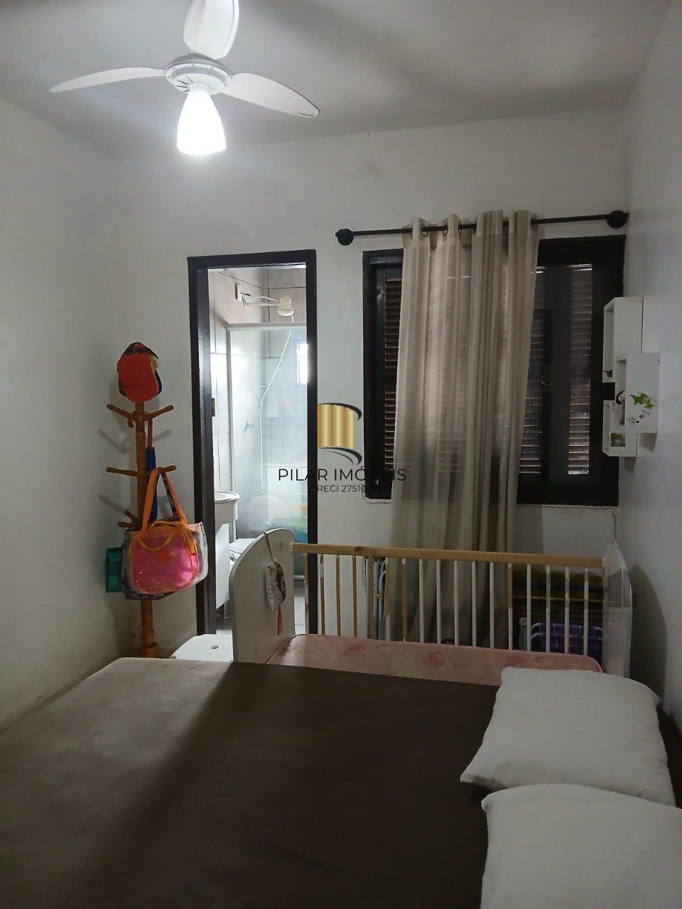 Casa de 2 dormitórios, com banheiro social, e um living em 2 ambientes, com banheiro Social, e cozinha com área de serviço, mais um patio pra 3 carros, e uma piscina nos fundos...
