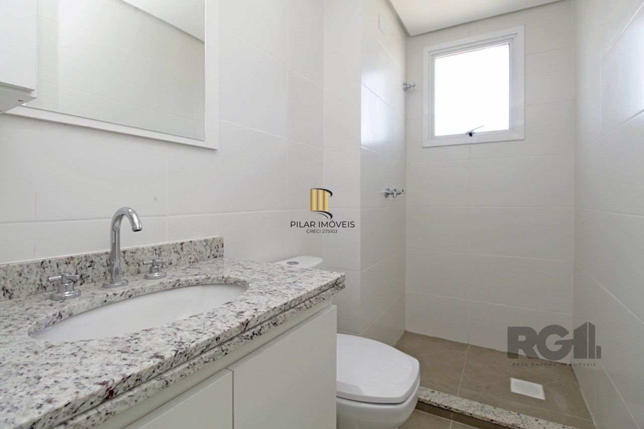 Apartamento de dois dormitórios, suíte e uma vaga de garagem no bairro Petrópolis em Porto Alegre.