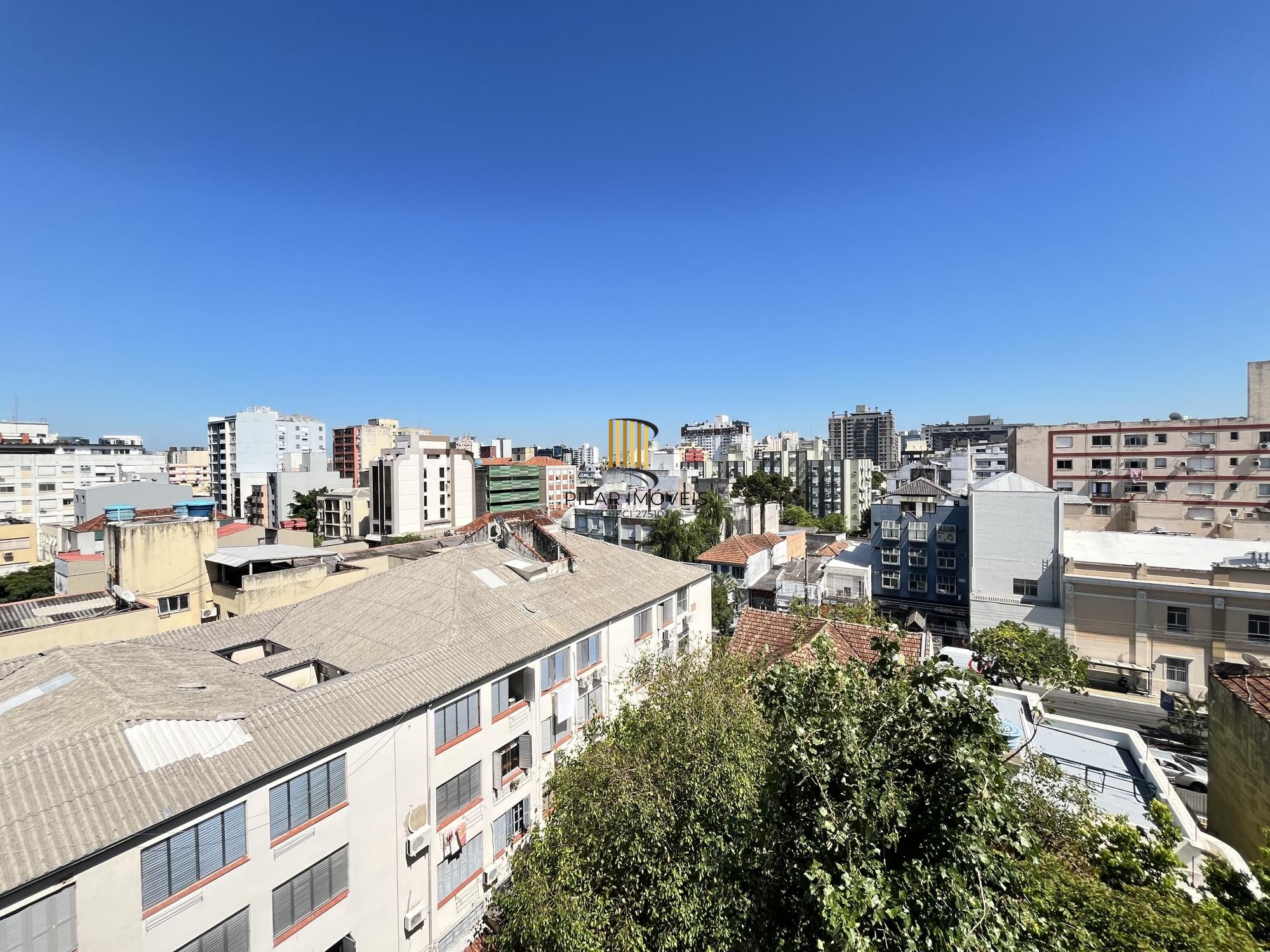 Apartamento de 2 quartos, suíte e 1 vaga de garagem no bairro Farroupilha em POA