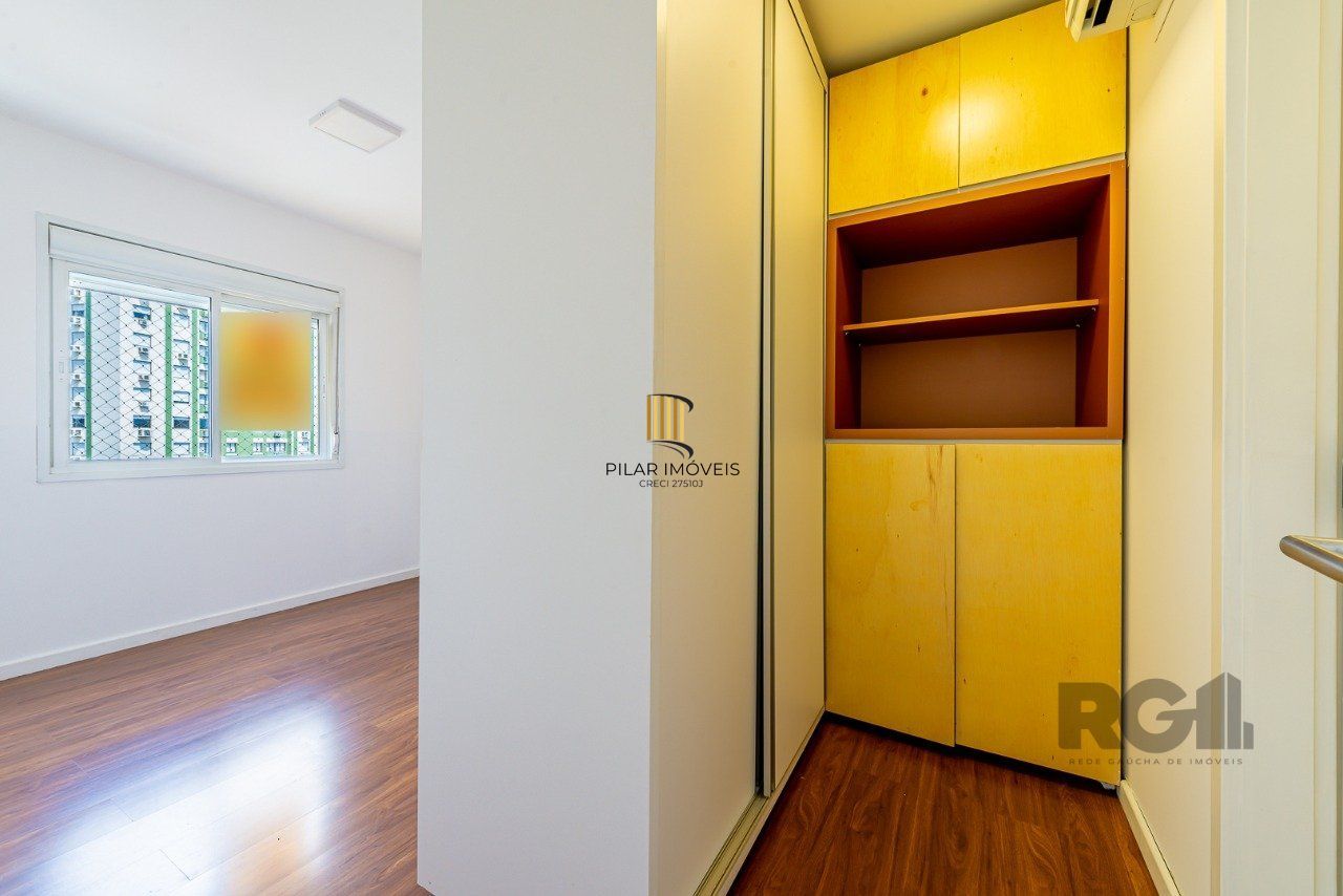 Apartamento de um quarto, suíte e uma vaga de garagem no bairro Santa Cecilia em Porto Alegre.