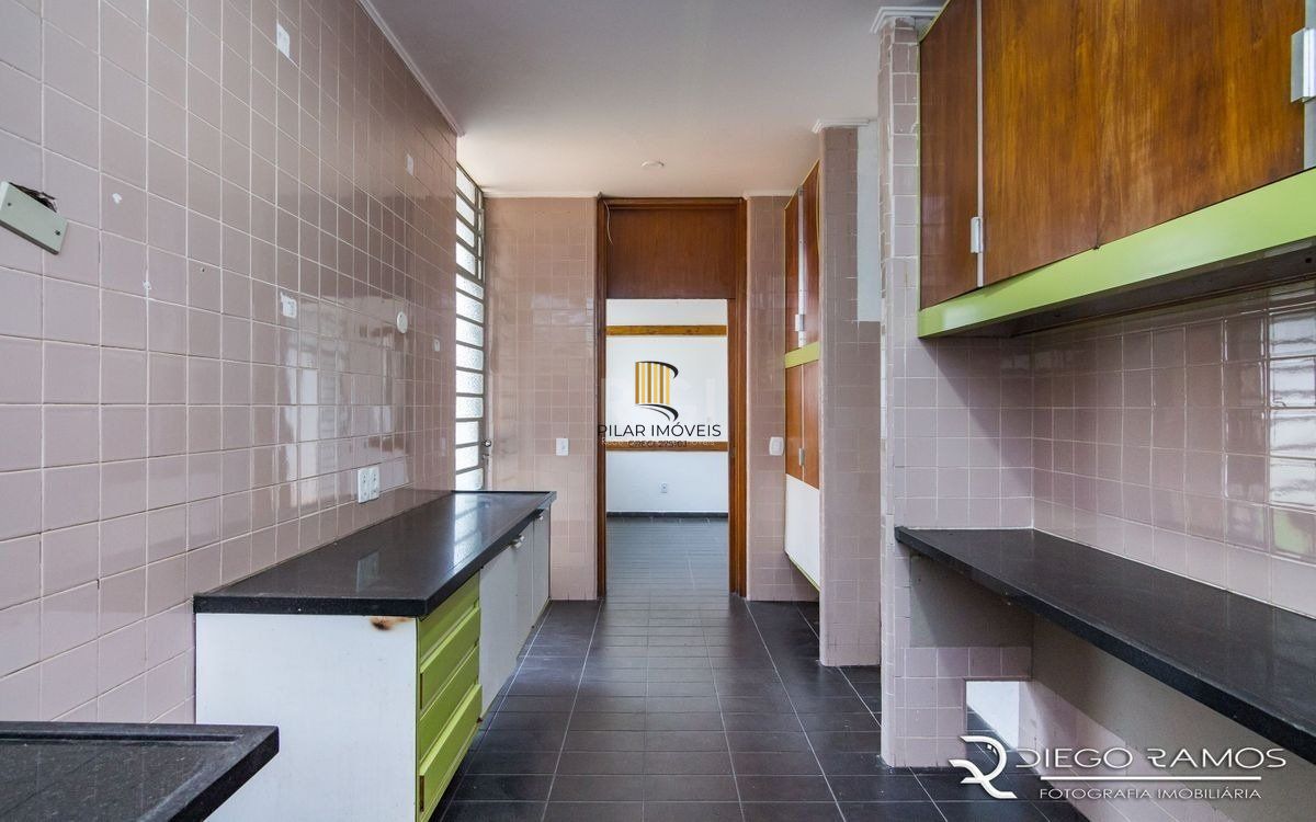 Venda de casa residencial 25,00m x 80,00m- Menino Deus. 4 vagas, 4 dormitórios, sendo 1 suíte, 1 varanda, lareira e churrasqueira.
