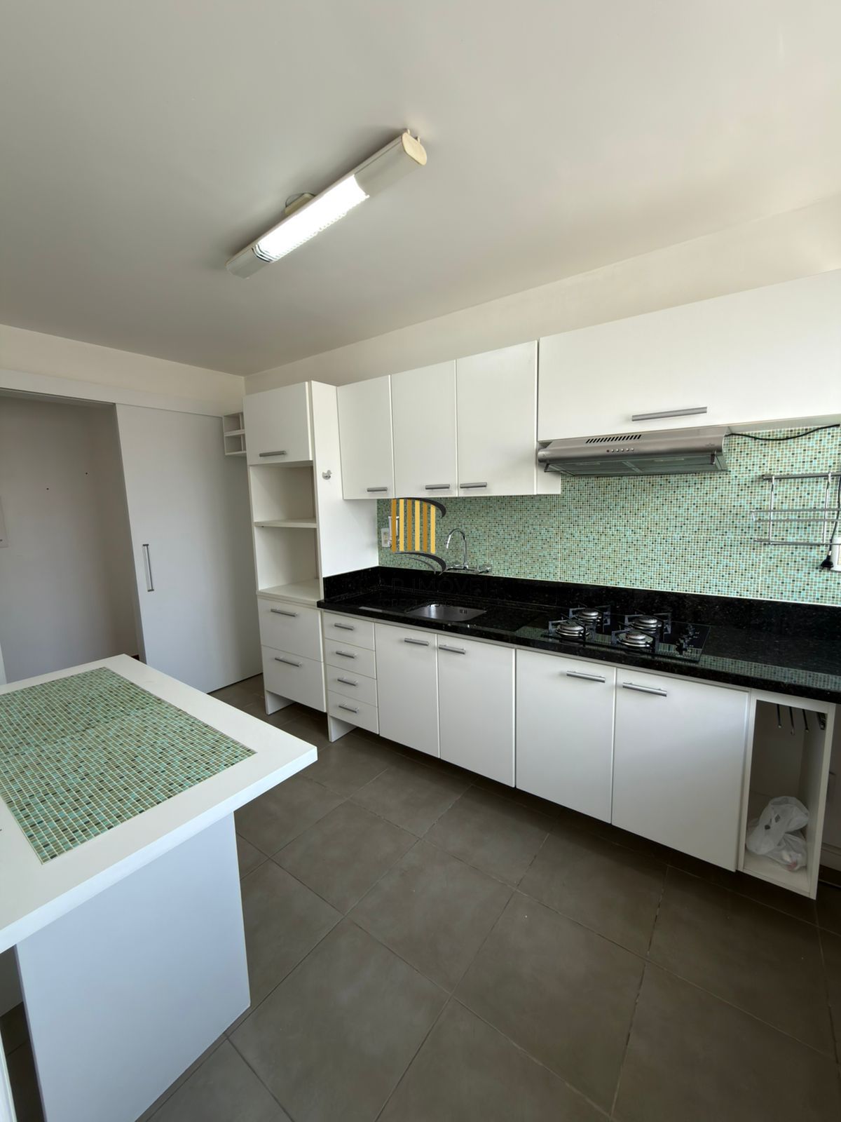 Apartamento de 2 quartos e 1 vaga de garagem no bairro Floresta em POA