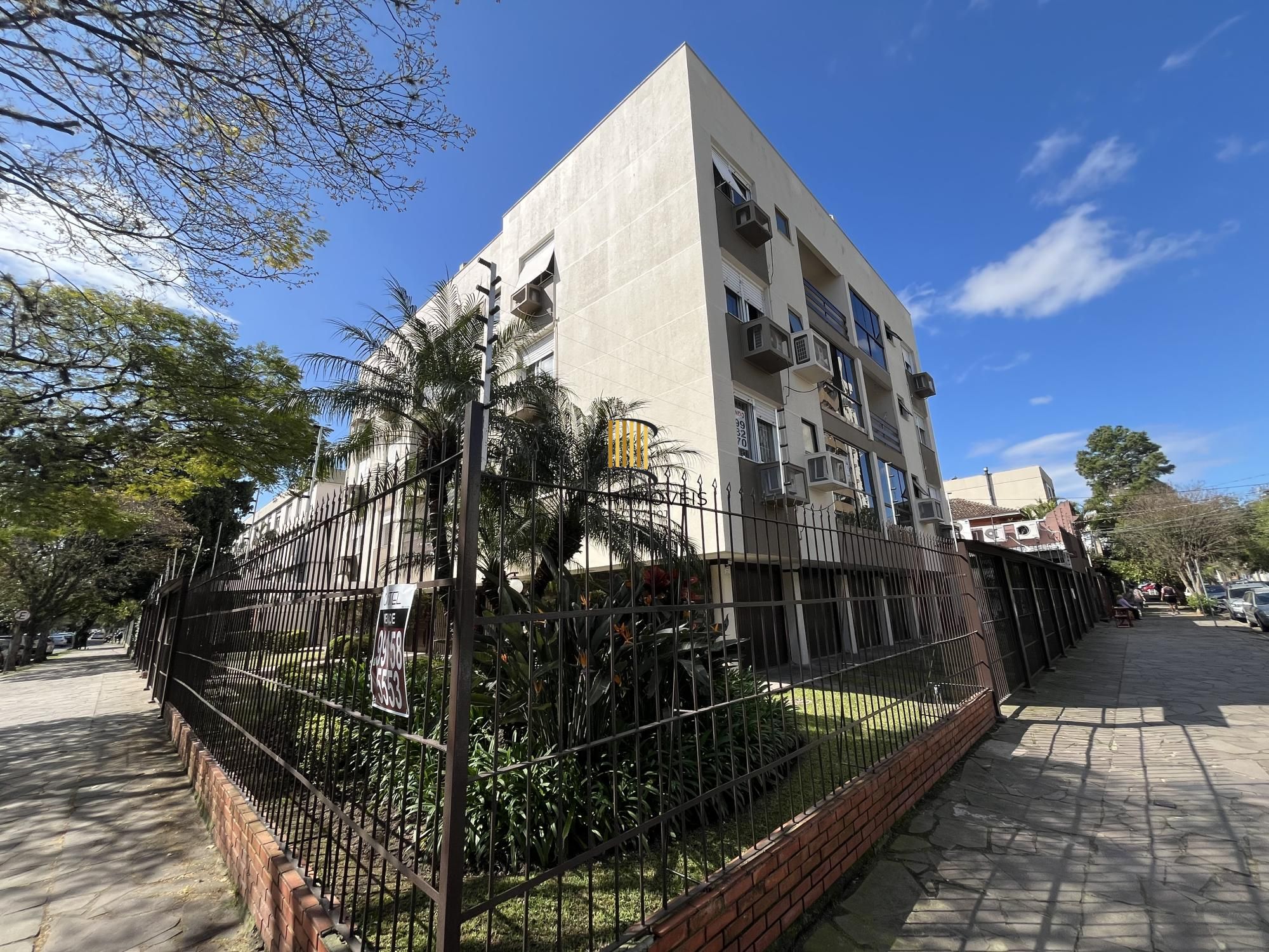 Apartamento de 2 quartos e 1 vaga de garagem bairro Menino Deus em Porto Alegre