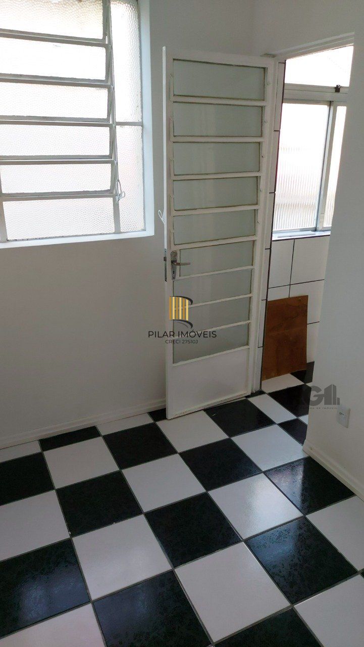 Apartamento de dois dormitórios com uma vaga de garagem no bairro Cristal em Porto Alegre.