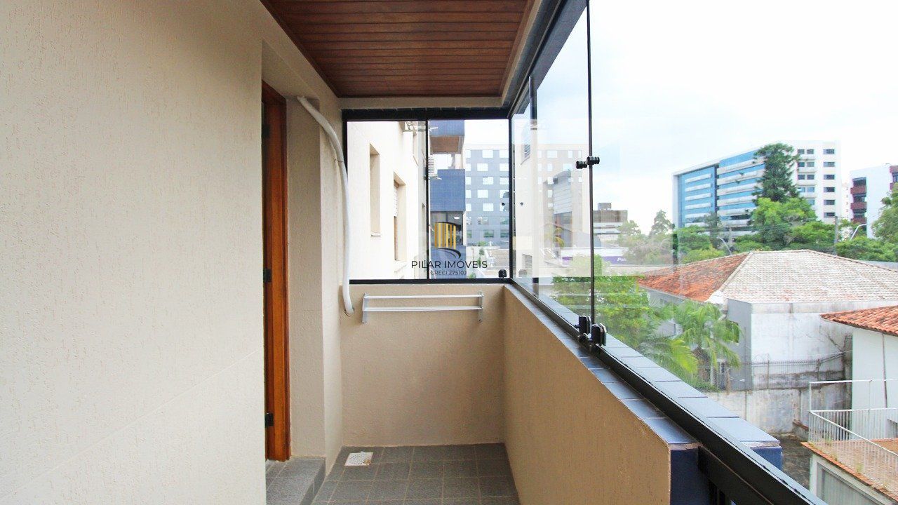 Apartamento de dois dormitórios e uma vaga de garagem na Rua Marcelo Gama, bairro Auxiliadora em Porto Alegre.