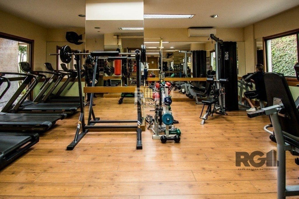 Apartamento de três dormitórios, suíte e duas vagas de garagem no bairro Higienópolis em Porto Alegre.