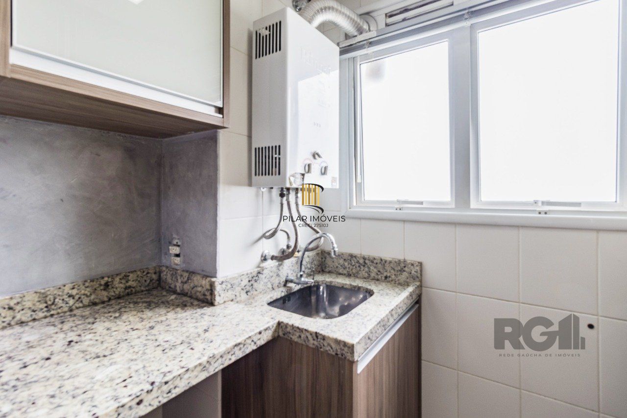   Excelente apartamento semi mobiliado de 3 quartos (dormitórios) transformados em 2 quartos, suíte, churrasqueira e 2 vagas de garagem no bairro Jardim Carvalho em Porto Alegre.