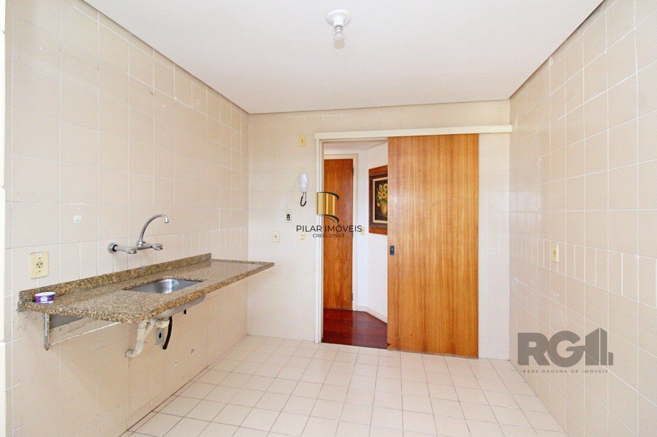 Apartamento de três dormitórios, suíte e 1 vaga de garagem no bairro Menino Deus