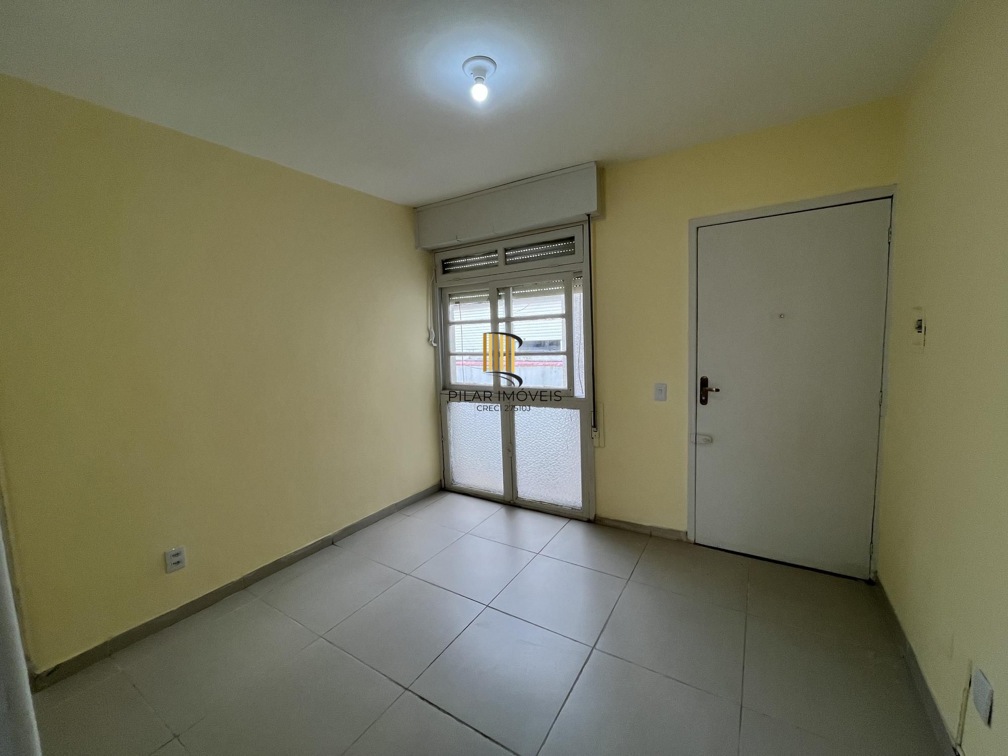 Apartamento reformado de dois quartos no bairro Petrópolis em Porto Alegre