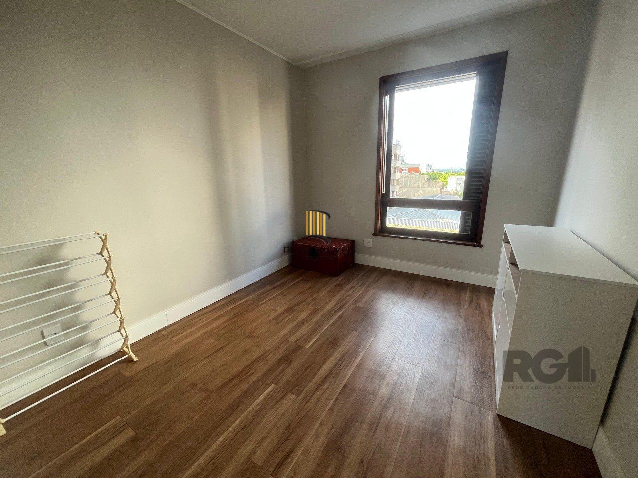 Apartamento de três quartos, suíte e uma vaga de garagem no bairro Independência em Porto Alegre.