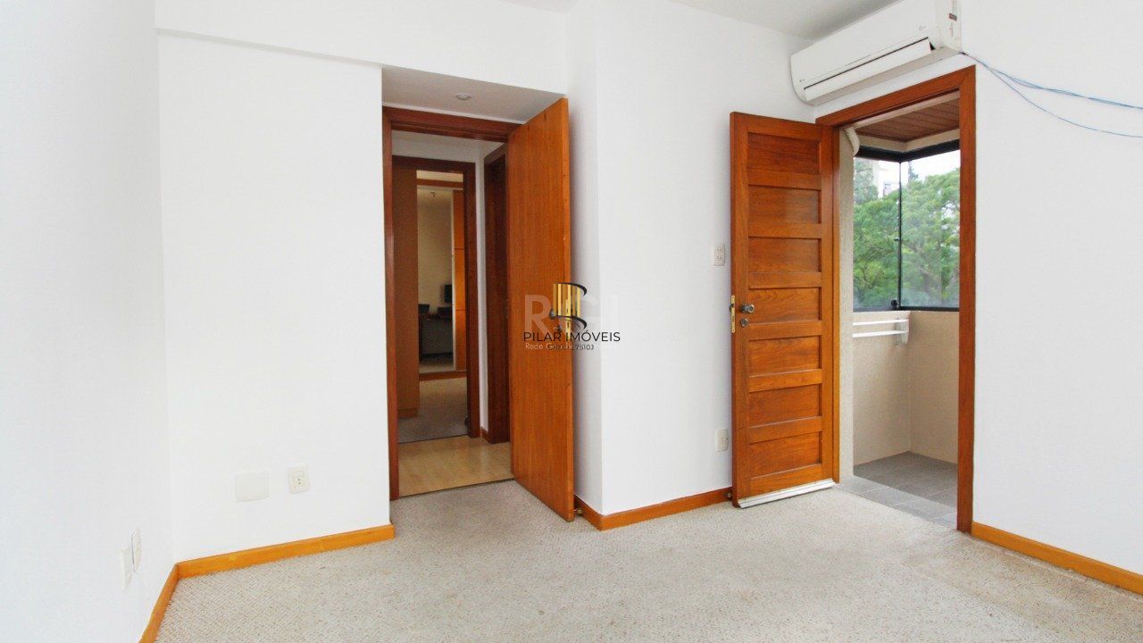 Apartamento de dois dormitórios e uma vaga de garagem na Rua Marcelo Gama, bairro Auxiliadora em Porto Alegre.