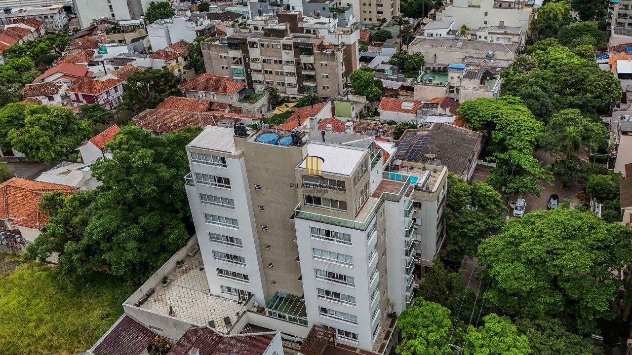 Cobertura de um dormitório, suíte e duas vagas de garagem no bairro Higienópolis em Porto Alegre.
