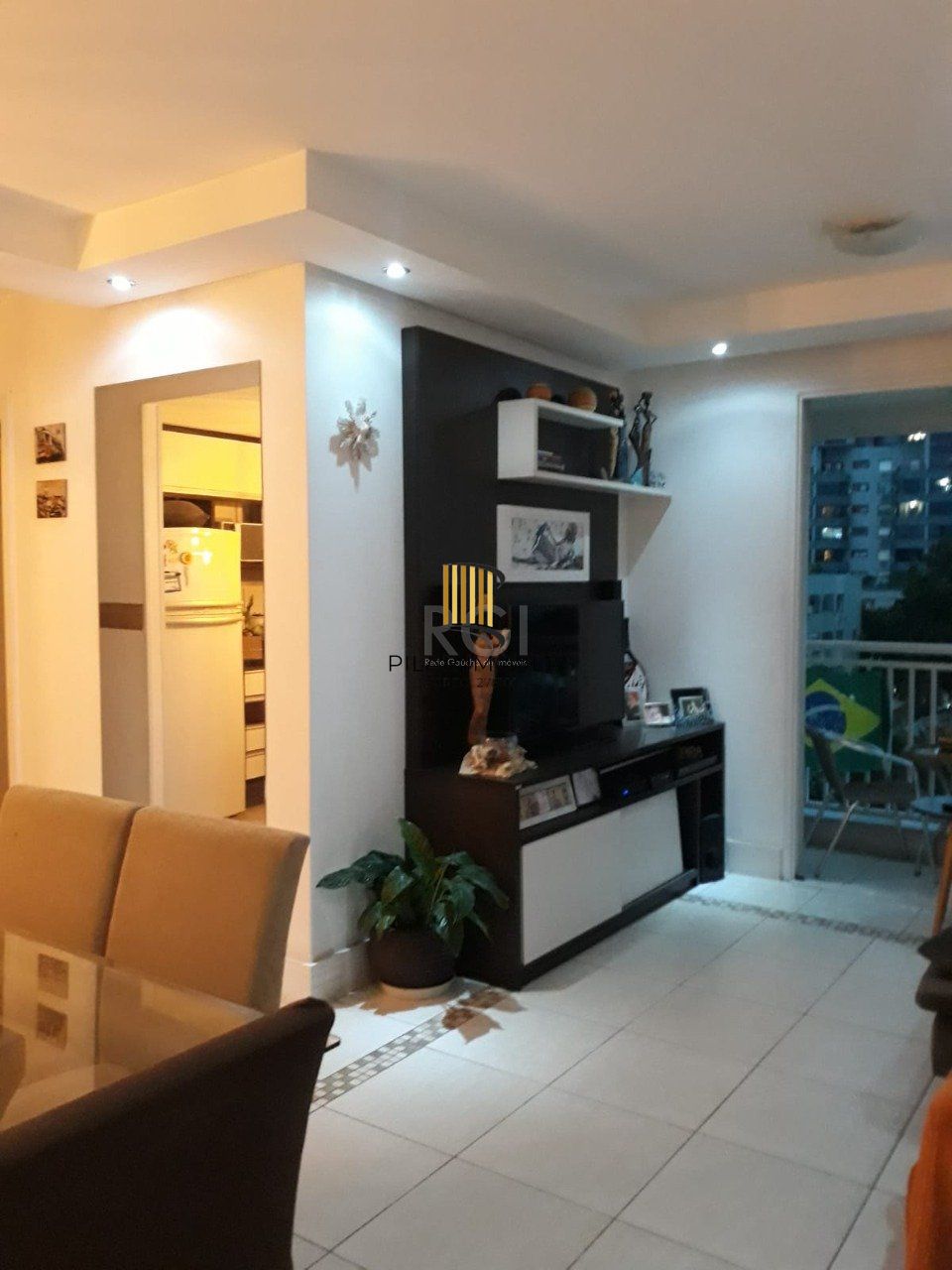 Apartamento de três dormitórios, suíte e uma vaga de garagem no bairro Cristo Redentor em Porto Alegre.