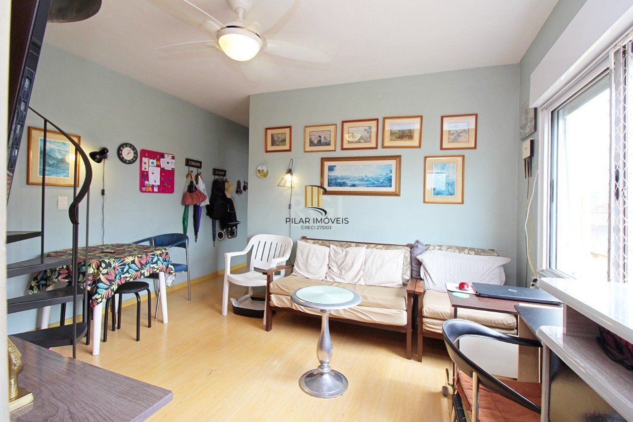 Cobertura de dois dormitórios e dois banheiros, próximo ao hospital Moinhos de Vento e shopping total, bairro Floresta em Porto Alegre.