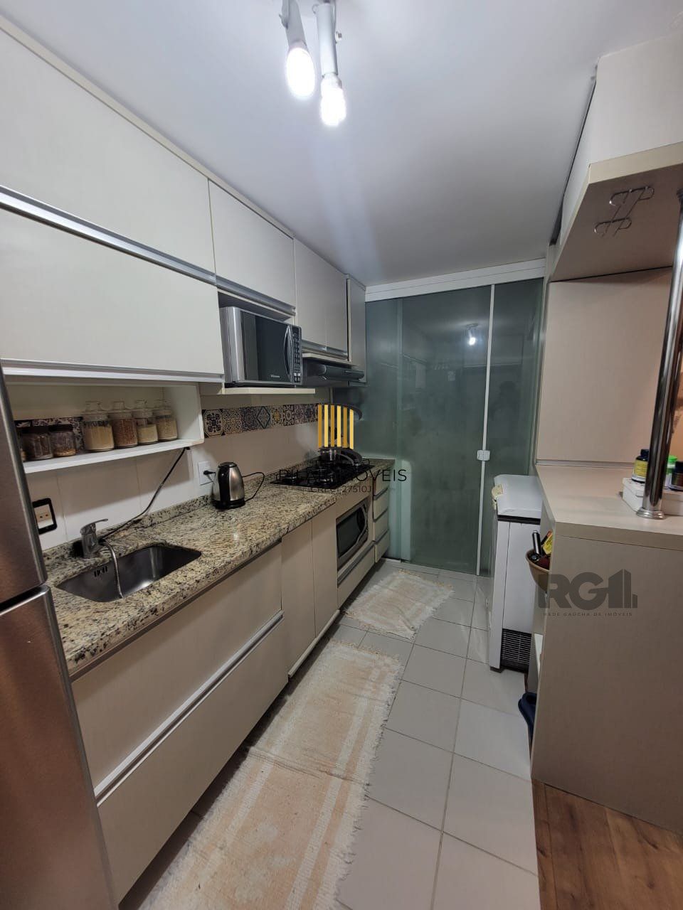 Apartamento de três dormitórios, suíte e uma vaga de garagem no bairro Jardim Carvalho em Porto Alegre.