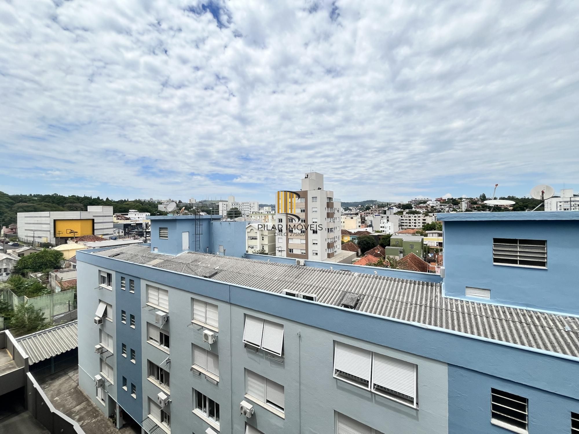 Apartamento de 2 quartos, suíte e 1 vaga de garagem no bairro Azenha em POA/RS