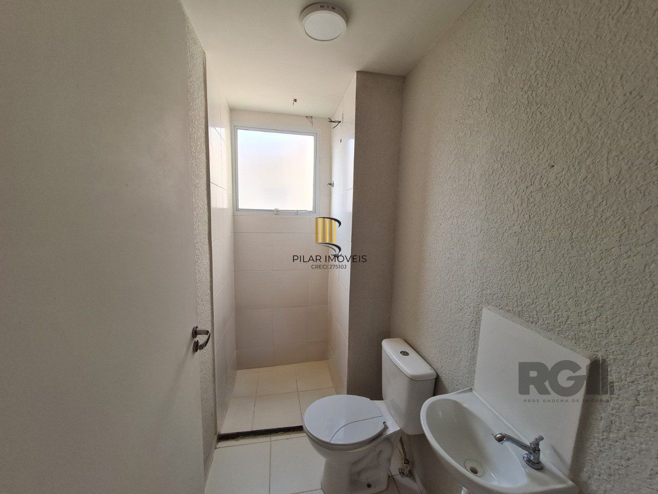 Apartamento de dois dormitórios e uma vaga de garagem no bairro Mario Quintana em Porto Alegre. 