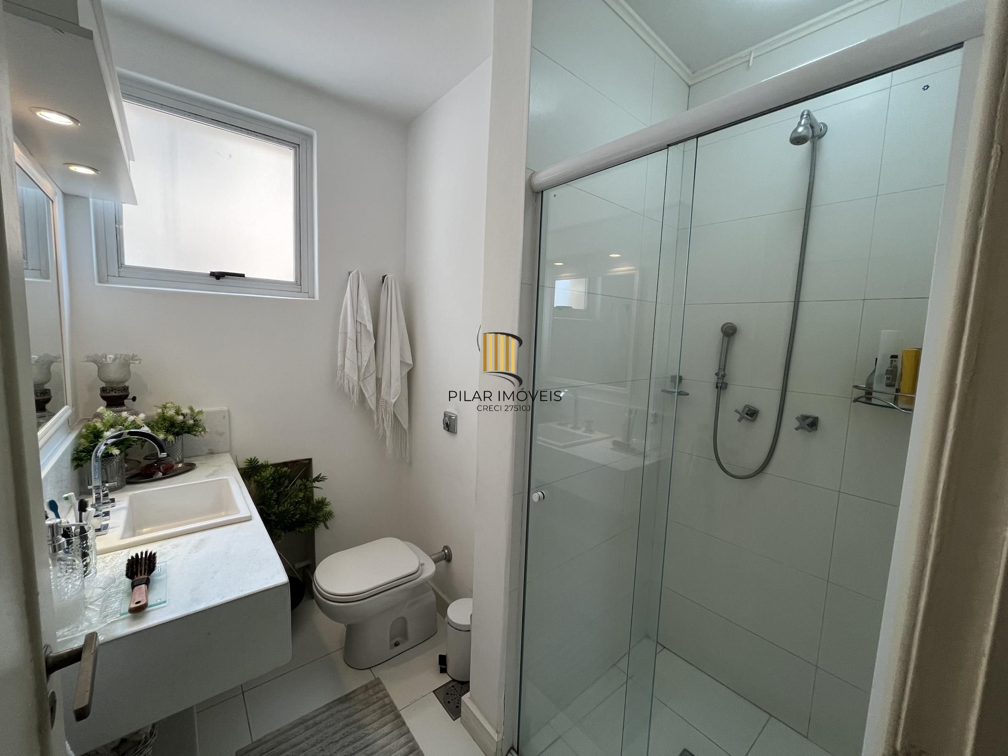 3 quartos, gabinete ou 4º quartos e 1 vaga de garagem junto ao Moinhos de Vento