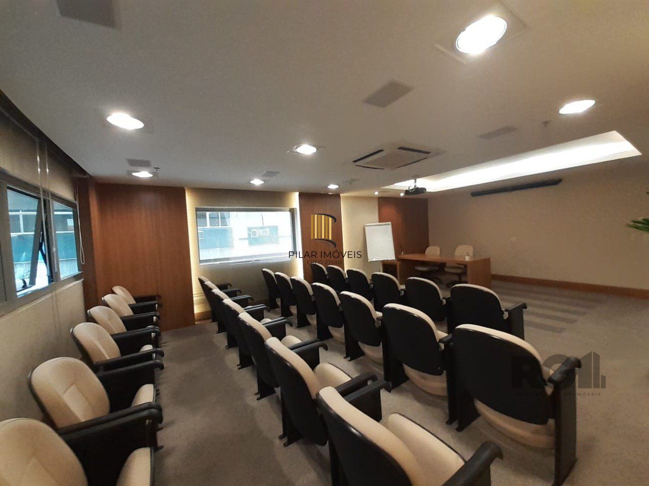 Excelente sala comercial no Menino Deus, com uma vaga de garagem.