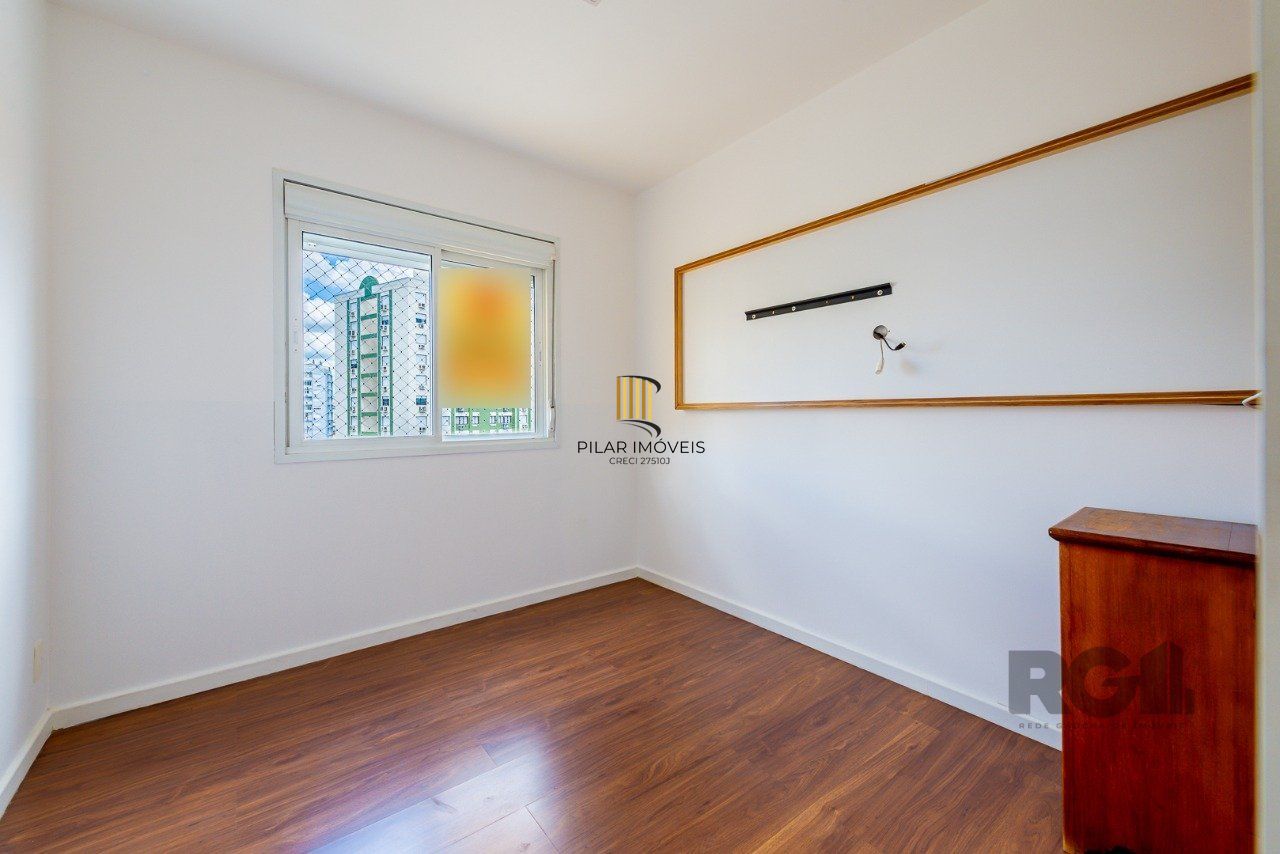 Apartamento de um quarto, suíte e uma vaga de garagem no bairro Santa Cecilia em Porto Alegre.