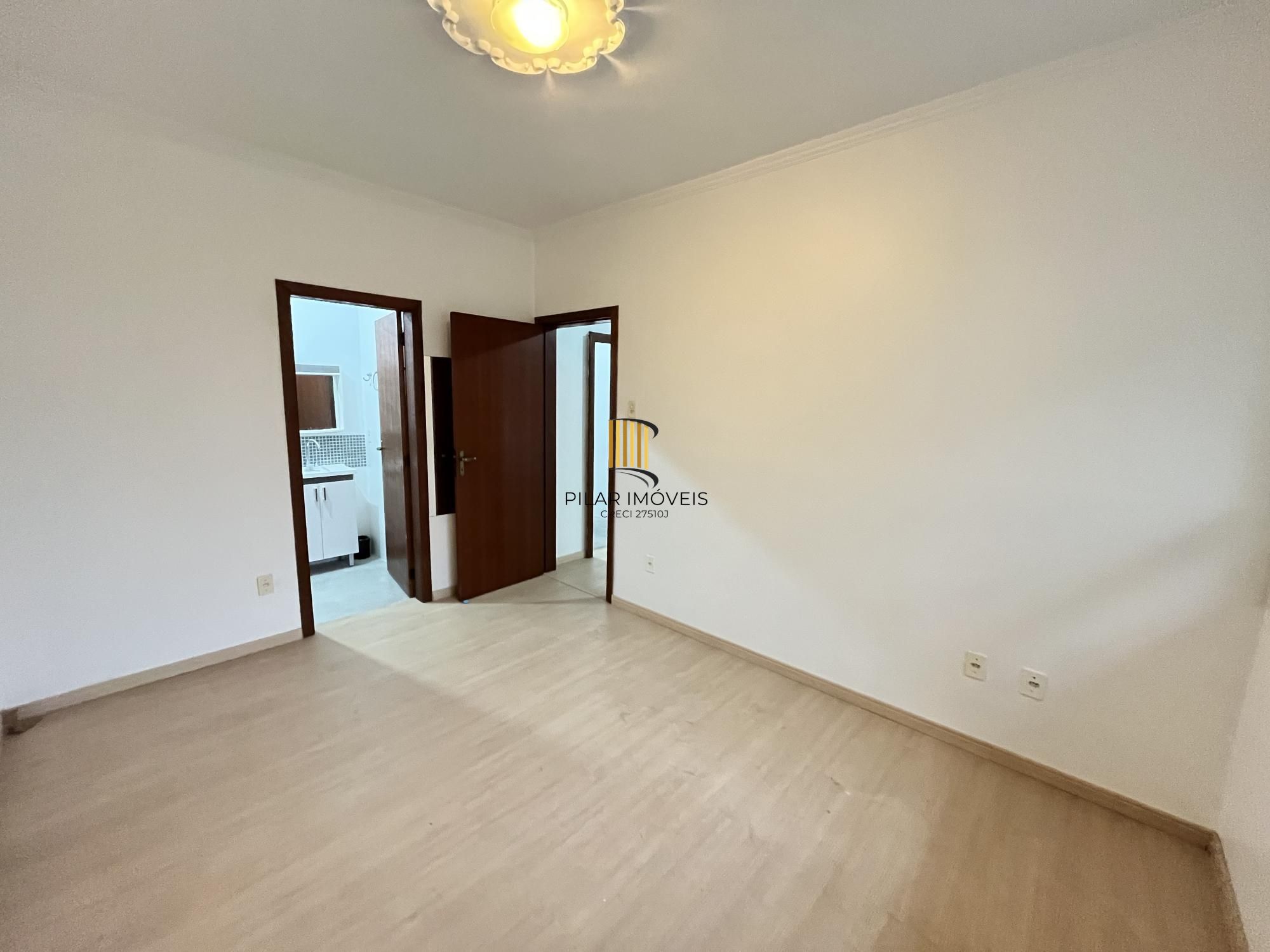 Apartamento desocupado de 1 dormitório, no bairro Azenha em Porto Alegre